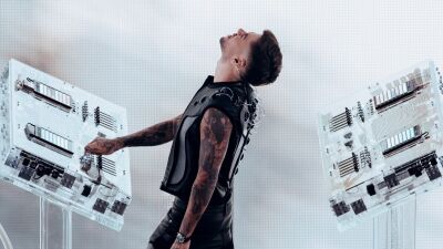 Anyma (アニマ) 、モナコでのDJセット中にTravis Scott (トラヴィス・スコット) とFuture (フューチャー) が加わり "Turn On The Lights" をプレイ