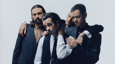The 1975、デビュー・アルバム『The 1975』の発売から10周年を記念し、日本独自企画商品7インチレコードBOX『(2013 - 2023) Singles』を12月15日に発売！