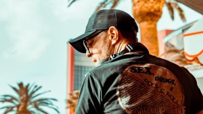 【Coachella 2025】TESTPILOT名義でZHU (ヂュー) とのB2Bを披露したDeadmau5 (デッドマウス) 、飲み過ぎ？て酩酊、運営サイドからショーを途中で打ち切られる…
