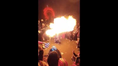Svdden Death (サドン・デス) の地獄やオカルティストがテーマの別名義 VOYD (ヴォイド) のパフォーマンス中、ファンがライターで危険な "火吹き行為"……止めるように呼びかけ