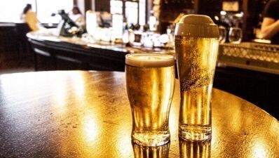 【調査結果】英国の若者の39%が全くアルコールを飲まず、44%が低アルコールまたはノンアルコール飲料を好むことが明らかに…