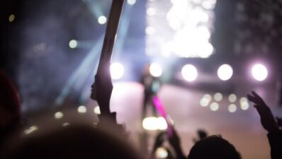 【最新レポート】新型コロナの症例が再度急増しているため!? 人気アーティストのソールドアウト公演まで……イギリスにおけるチケット購入者の約40%が実際にイベントを訪れていないことが明らかに