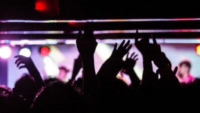2020年のライブ音楽による収益は世界的に64％ダウンの約104億ドル、録音された音楽による利益は約304億ドルを予測、しかしライブ音楽も2021年には回復の見込み