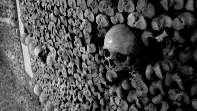 パリ地下の骸骨が積み上げられた古代地下墓地「カタコンベ」でイーサリアム開発者が違法テクノレイヴ開催、テレグラムを使用した指示に導かれ、フェンスを超え地下通路を冒険して秘密の会場へ