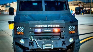 違法レイヴに参加していた男、車両の上から5人の警察官に向けて放尿するも命中せず→逮捕＆18ヶ月の禁固刑に....イギリス