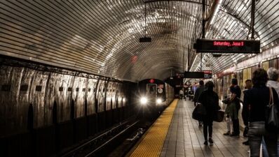 ニューヨーク市都市交通局（MTA）が地下鉄やバス内での "排便" を正式に禁止!!