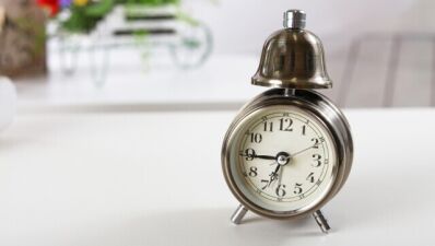 快適な1日を過ごすために目覚まし時計の「スヌーズ機能」設定をしてはいけない理由とは？【疲れが取れない人必読!!】