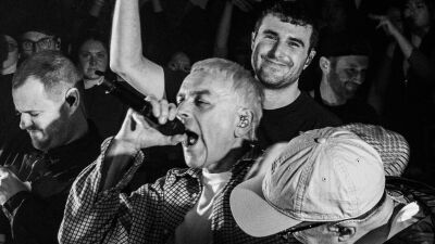 Fred again.. (フレッド・アゲイン) のロンドン開催『USB 2.0』公演にUnderworld (アンダーワールド) が登場、代表曲 "Born Slippy (Nuxx)" を披露