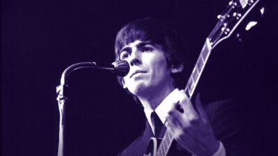 ザ・ビートルズのギタリスト、ジョージ・ハリスン生誕80周年記念、7/28より『コンサート・フォー・ジョージ』日本初劇場公開、エリック・クラプトン、ポール・マッカートニー、リンゴ・スターら出演