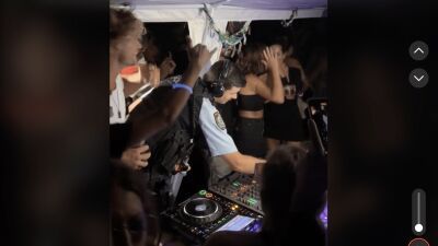 オーストラリアのビーチ・レイヴにて地域をパトロールしていた警察官がビーチ・パーティーにDJとして参加！