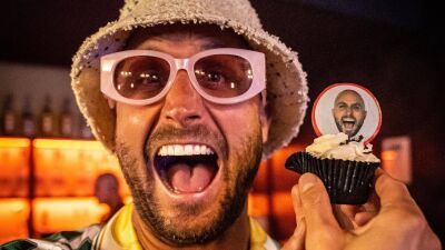 人気ハウスDJ/ProducerのFISHER（フィッシャー）、自身が名付け親になった赤ちゃんにメロメロ…！ 一緒にプライベートジェットで音楽フェス参加、プレイ中にDJブースから "いないいないばぁ"