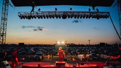 Live Nation のドライブインコンサートシリーズ、局所的なロックダウンへの懸念のため、スタートから1か月でイベントキャンセルに