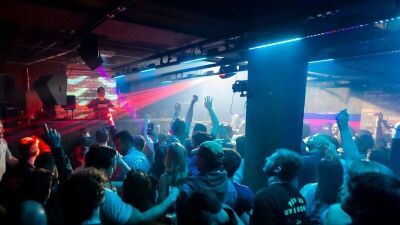 米シカゴのナイトクラブ「Spybar」のオーナー、薬物犯罪での執行猶予中にオヘア国際空港にて薬物所持が見つかり麻薬密売の容疑で逮捕