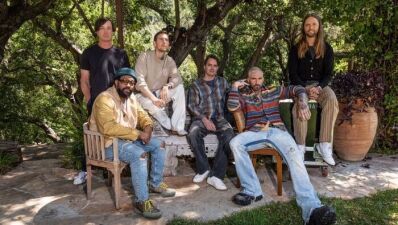 2022年12月に12万5千人を動員したドーム・ツアーにて大成功を収めた Maroon 5 (マルーン 5) が2年ぶりのニュー・シングル "Middle Ground" をリリース