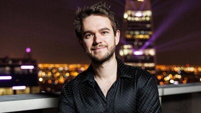 ZEDD（ゼッド）、アルバム『CLARITY』10周年記念で10月に開催された50人編成のオーケストラとのコンサートの舞台裏ドキュメンタリー公開