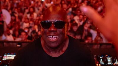 Carl Cox (カール・コックス) 、BBC Radio 1「Essential Mix」の一部として[UNVRS]でのバイナル・テクノセットをYouTubeで公開