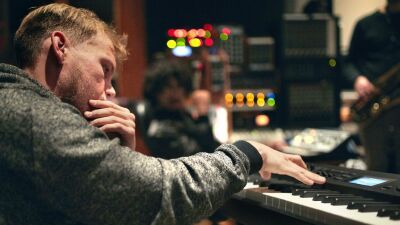 Avicii (アヴィーチー) の最新ドキュメンタリーの内容は嘘八百？「父親はAviciiの健康状態より金を心配していた」と親友Sean Erikssonが暴露…Aviciiの恋人もそれに賛同