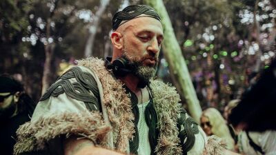 イビザの大人気クラブ「Hï Ibiza」でレジデントを行うDamian Lazarus (ダミアン・ラザルス) 、期間中自身の担当フロアにて "携帯電話禁止ポリシー" 実施