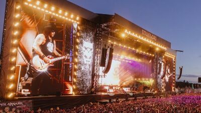 英国開催のロック＆メタルフェス「Download Festival」ガンズ・アンド・ローゼズ公演中、観覧車の中で性行為をしたカップルの動画が拡散、公然わいせつ罪で起訴