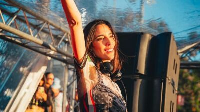 Amelie Lens (アメリ―・レンズ) 、デビューアルバム『AURA』を9月4日にリリース決定、アルバムから先行シングル "our frequency" も発表
