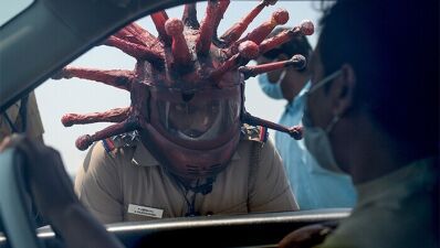 インド警察、新型コロナウイルス拡散防止のためにコロナウイルスのヘルメットで警告