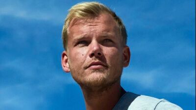 Avicii (アヴィーチー) の実父、「Avicii Radio」でのインタビューで「Aviciiが今でも有名で人気があるので常に "そこにいる" ことは、自分や妻にとって困難でもある」と語る