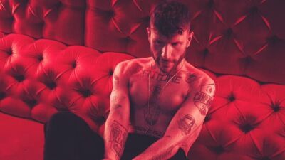 いつもと違うアダルトでダークサイドな雰囲気のドン様!!  Don Diablo（ドン・ディアブロ）最新曲 "Into The Unknown" のMVで鍛え上げられた上半身を披露