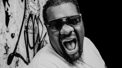 Skrillex (スクリレックス) とのコラボでも知られるラッパーFatman Scoop (ファットマン・スクープ) 、2024年8月30日のライブ最中に倒れ56歳で死亡、その死因が判明