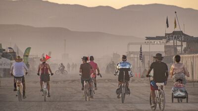 砂漠の中の奇祭フェス『Burning Man 2024』の開催初日、会場ゲートオープン直後に参加者の女性1名が意識不明の状態で発見され、その後死亡