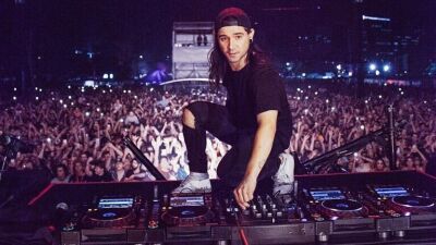 Skrillexが上海でのプレイ中にCDJとリミキサーの上に立ったパフォーマンスはアリかナシか?? SNS上で意見が真っ二つに