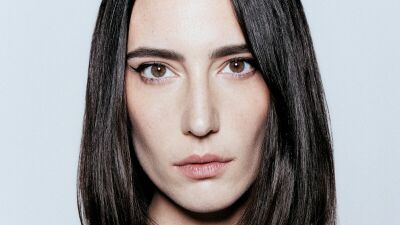 Amelie Lens (アメリー・レンズ) 、トランスとテクノを融合させたアップリフティングな新サウンドの "Falling For You" をリリース