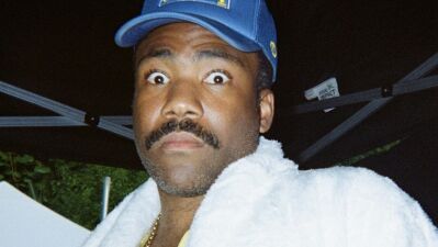 俳優のドナルド・グローヴァーことラッパーのChildsih Gambino (チャイルディッシュ・ガンビーノ) 、健康上の理由で北米ツアー16公演を延期に