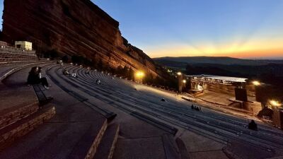 米・コロラド州の人気野外コンサート会場「Red Rocks」から禁止されているはずのチューイングガム22kgをボランティアグループが座席の下から取り除く
