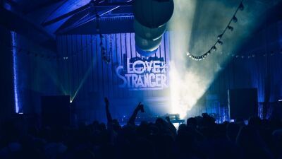 アイルランド・コーク州開催の音楽フェス「Love Is a Stranger」キャンプサイトのテント内で、地元の人気DJ Beanzy (ビーンジー) が意識不明の状態で発見、その後死亡