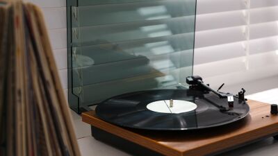 イギリス国内におけるレコード売上、依然として急増中…2023年には590万枚を突破、1990年以来最高の数字を記録