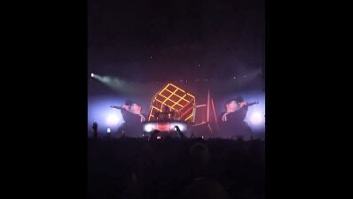 deadmau5 (デッドマウス) が4年前に他界したレーベルメイトの故 i_o (アイオー) を追悼し、未発表トリビュートトラックをHOLLYWOOD BOWLでのショーにて披露