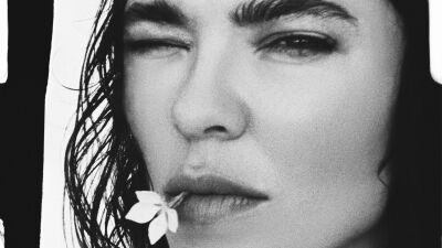 人気テクノDJ / Producer、Nina Kraviz（ニーナ・クラヴィッツ）が2023年一発目のシングル "tarde" をバレンタインデーにリリース！