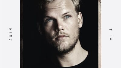 Avicii (アヴィーチー) の名曲 "LEVELS" の公式グッズ・コレクションの販売が決定、各商品限定126個のみの販売！【事前登録URLアリ】