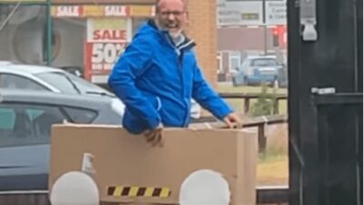 【悲報】"ダンボール" で作った車、イギリスのマクドナルドのドライブスルーで拒否される