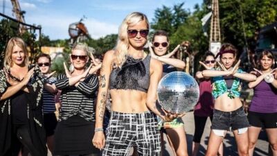 レイヴ文化を "健康的" に!? 200BPMの音楽に合わせて踊るフィットネスクラス「レイブエアロビクス」1時間で平均500〜600calを消費!?!?