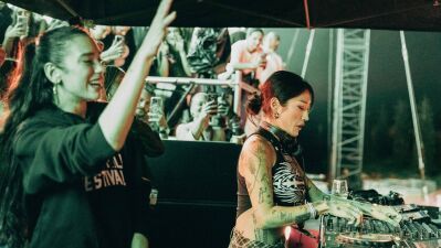 Dua Lipa (デュア・リパ) の父が主催のコソボ共和国開催フェス「SUNNY HILL FESTIVAL」ヘッドライナーのDua LipaとPeggy Gou (ペギー・グウ) たちが楽しそうな