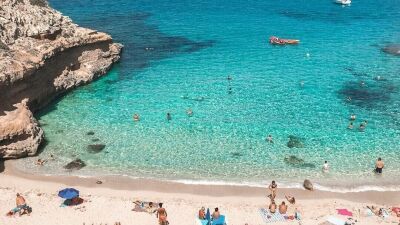 宿泊施設を予約せずパーティー・アイランド イビサ島及びスペイン各地を旅行する観光客は罰金約8,000ポンド (約150万8,400円) を科される可能性!?