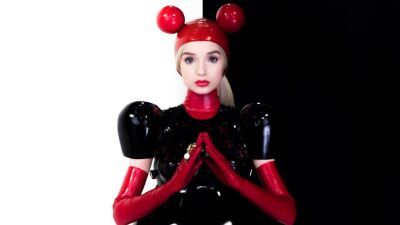 不思議かわいい Poppy が、Grimes と コラボしたニューソング「Play Destroy」をドロップ！