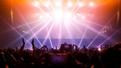 スペインで行われたコロナ禍におけるコンサート開催実験では、マスク着用・社会的距離なしのコンサートで参加者の追跡調査で感染者ゼロ、2021年のライブ産業の光明となるか