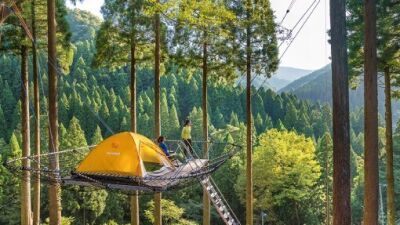 果たして熟睡できるのか……!? 樹間の空中に浮かぶデッキの上でテント泊体験『樹上テント』が福井県にオープン！自然を感じられるアクティビティーも