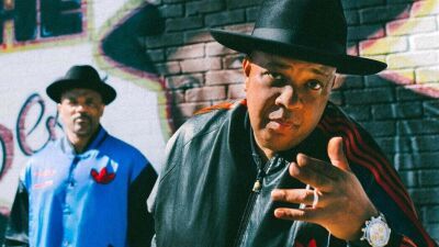 Run-DMC（ラン・ディーエムシー）、ディズニーの新たなスペシャル番組内で、マジックキングダムにて「Christmas in Hollis」を約20年ぶりにライブで演奏！
