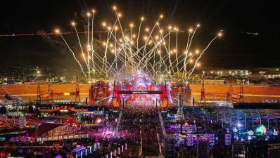 「1001Tracklists」が先週末開催された『EDC Las Vegas 2025』で最もプレイされたトップ10トラックを発表、1位はヒップホップのあの楽曲！