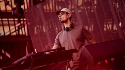 AFROJACK (アフロジャック) とAvicii (アヴィーチー) との楽曲 "Wake Me Up" で知られるAloe Blacc (アロー・ブラック) が新曲 "In My World" を