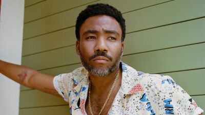 Childish Gambino (チャイルディッシュ・ガンビーノ) 、最後のリリースとなるアルバム『Bando Stone and The New World』リリース、「YOSHINOYA」も収録