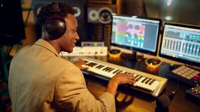 音楽プロデューサーの25％が音楽制作にAIを使用、音楽制作プロセス支援の補助AIには肯定的、音楽要素やトラック全体の生成AIには拒絶感…スウェーデン「Tracklib」調べ
